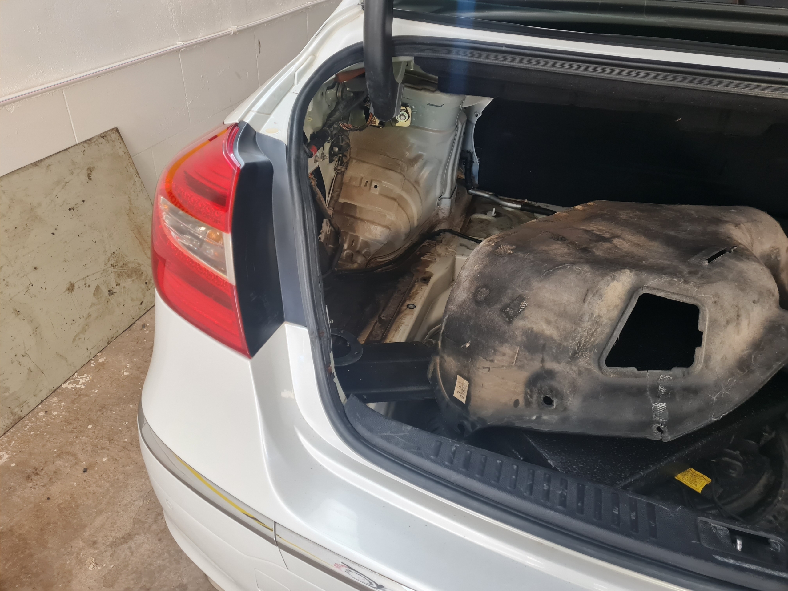 تعویض پمپ درب باک هیوندا جنسیس